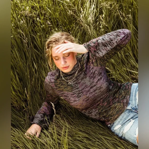 Buckle Gimmicks NWOT Printed Mock Neck Top, Size L - Picture 5 of 10